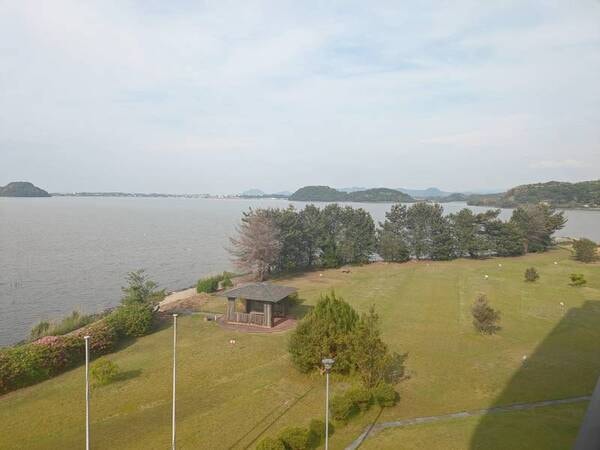 湖山池に佇む立地