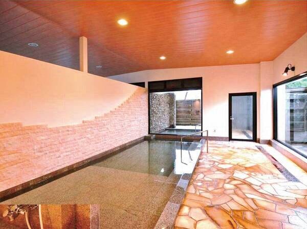 源泉がかけ流される大浴場