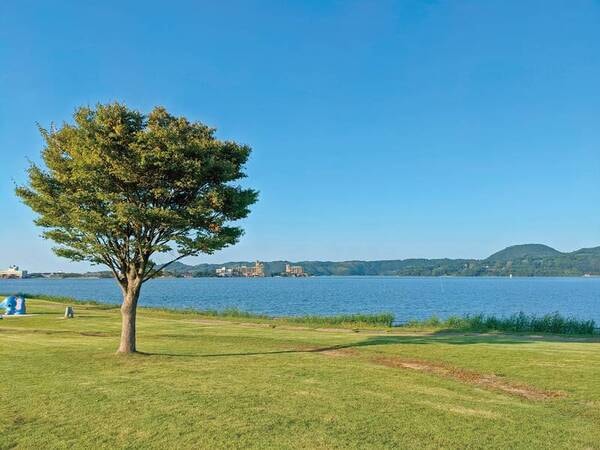 目の前は東郷湖