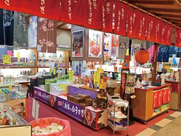 地元名産品も並ぶ売店で旅の思い出を