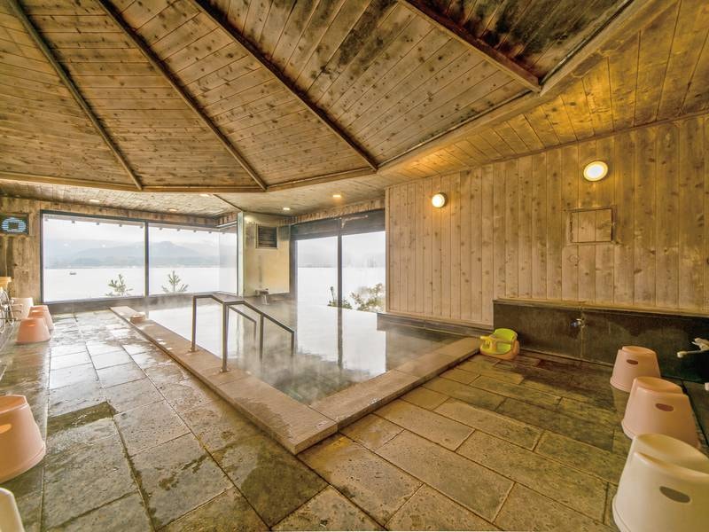 【展望大浴場:せんりょうの湯】内湯ながら湖の絶景を望める！