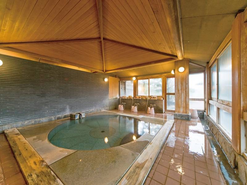 【内湯/千年の湯】湖に面した開放的な源泉かけ流しの天然温泉