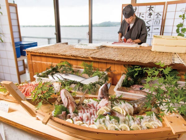 【夏季限定のバイキングプランの夕食/例】例年人気の約50種和洋中バイキング!鮮魚解体ショーなど