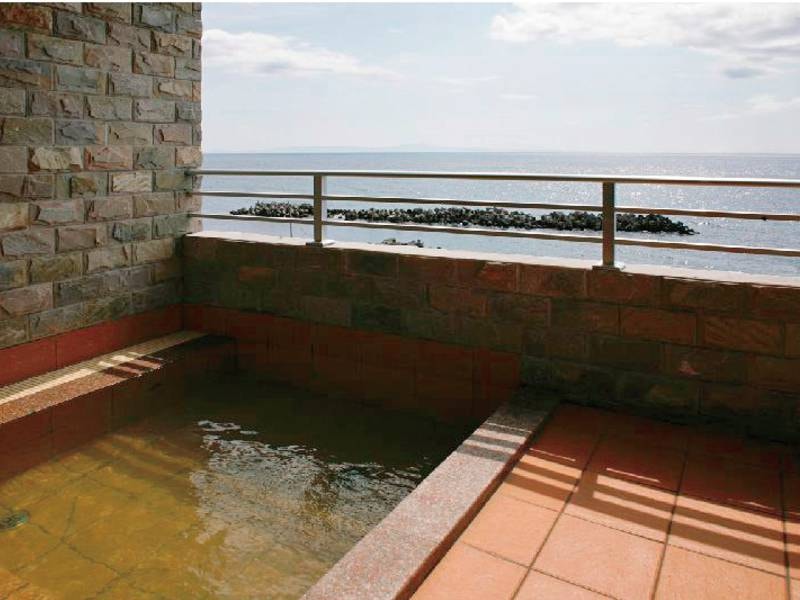 大浴場併設の半露天風呂：国後島を眺望する自家源泉１００％の温泉半露天風呂（秋から春は防寒のため、窓をつけています。）