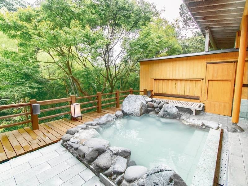 【大浴場】四季折々の自然を楽しめる露天風呂