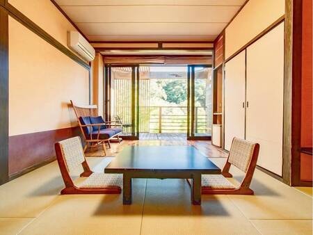 【和室10畳(3名)一例】小さなテラスのある和室。畳のお部屋で足を延ばしておくつろぎください。