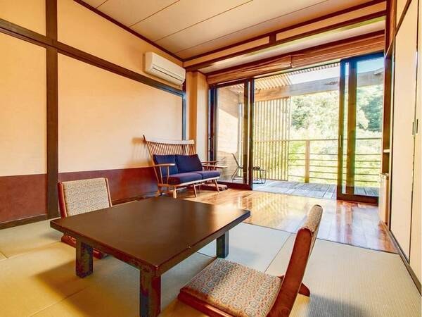 【和室10畳(3名)一例】小さなテラスのある和室。畳のお部屋で足を延ばしておくつろぎください。