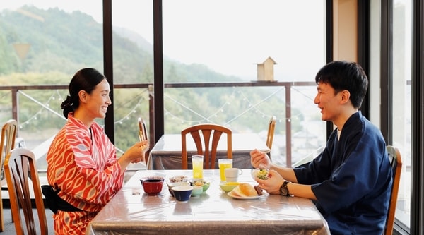 【レストラン】宇陀の自然や街並みを望む開放的なレストランで、旅の1日を彩る美味しいひとときを。