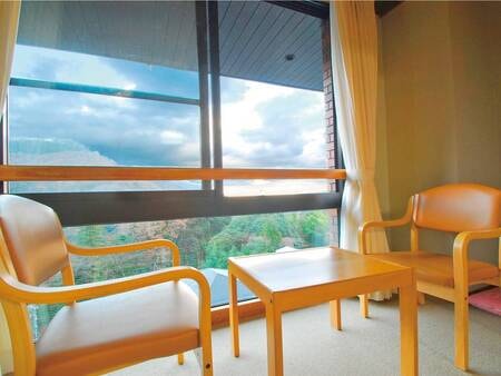 【客室眺望】明星ヶ岳を見渡せ、晴れた日には遠く相模湾も望める