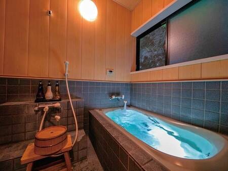 各部屋には露天風呂の他、内風呂も/客室一例