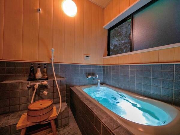 各部屋には露天風呂の他、内風呂も/客室一例