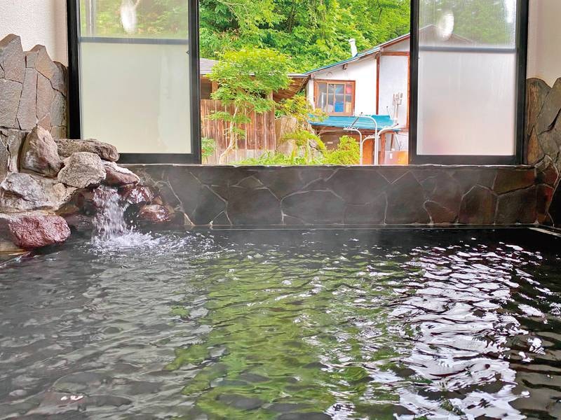 【内湯】源泉かけ流しの熱めの内湯。足を伸ばしてゆっくりとお入りいただけます