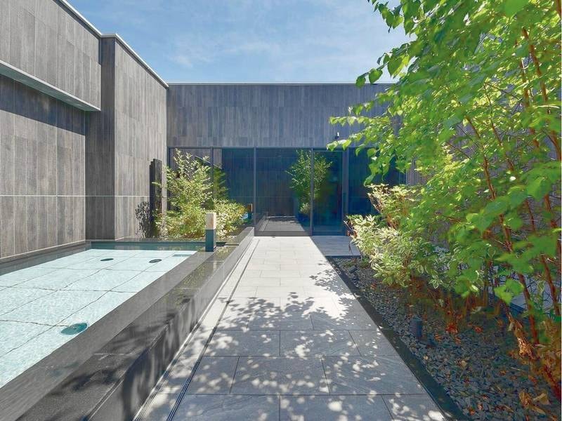 【天空露天風呂】＜13F＞一面ガラス張りの開放的な大浴場