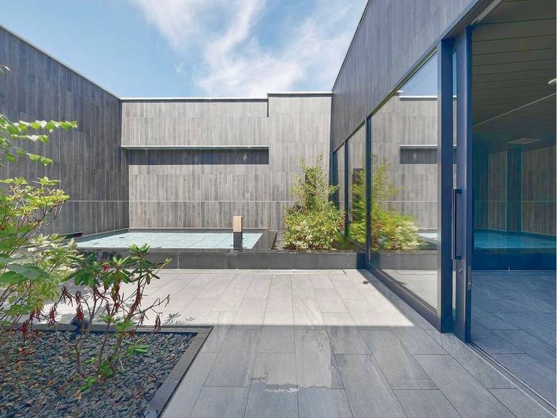 【天空露天風呂】＜13F＞一面ガラス張りの開放的な大浴場