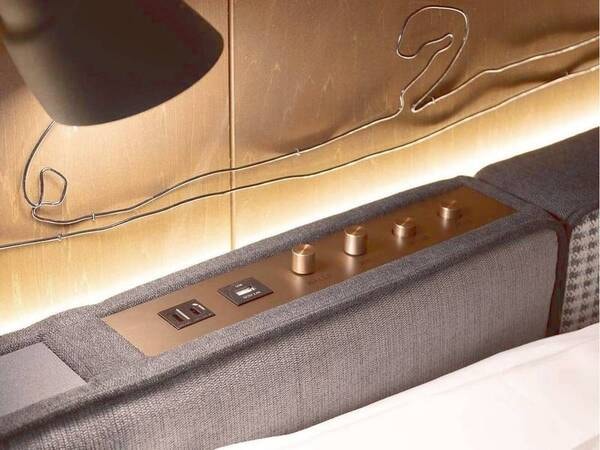 【客室共通備品】枕元にUSBポートとコンセントを備え付け