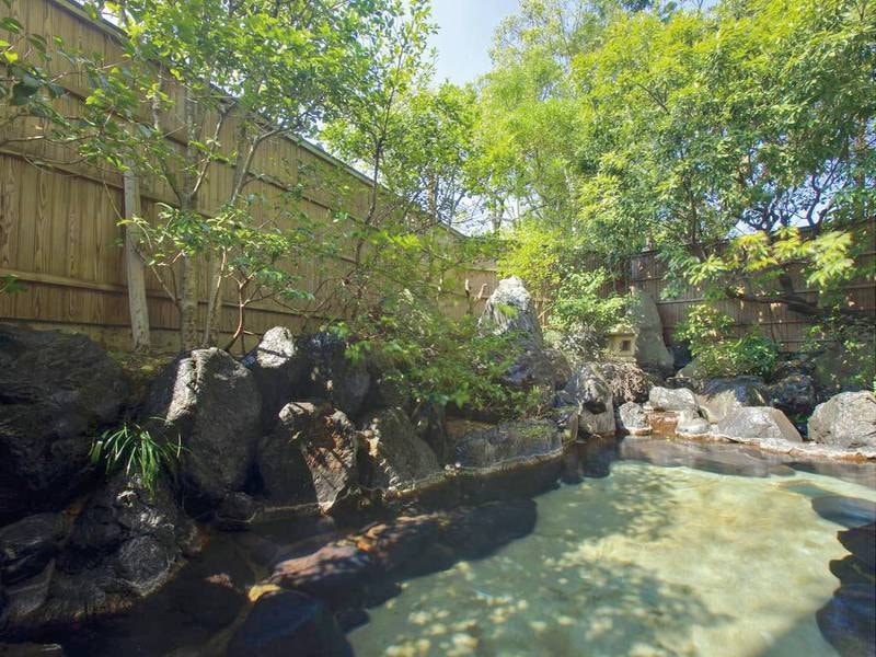 大浴場『紅柄（べんがら）』に併設される庭園造りの露天風呂。季節の移ろいを感じながらゆったり