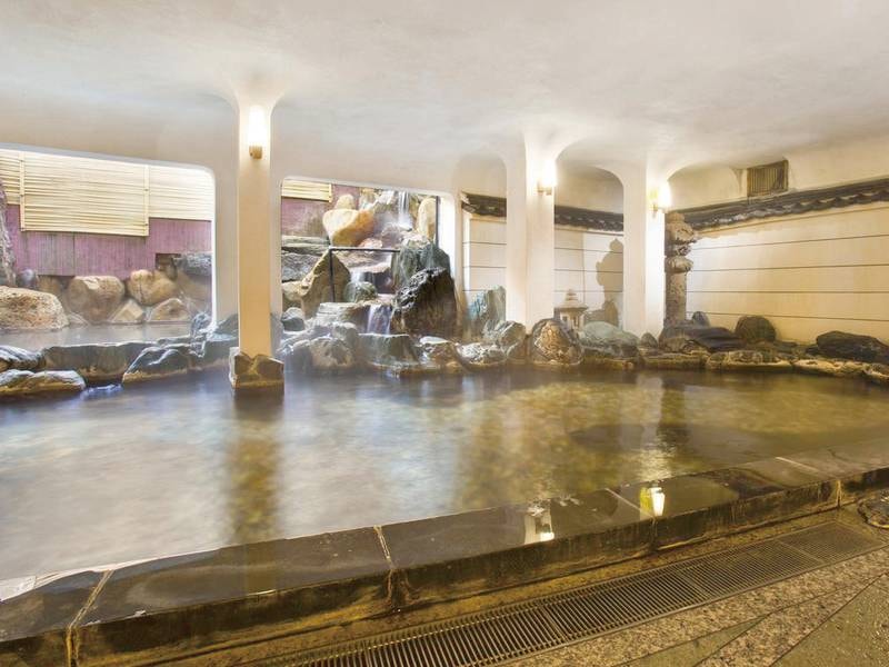 大浴場『瑠璃』奥出雲産出の7種の巨石が並び、悠然とした雰囲気を楽しめる。自家源泉から豊富な湯量で名湯が注ぐ