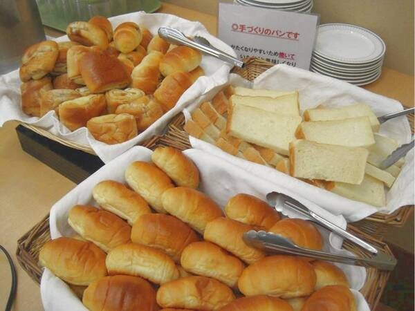 【朝食/例】洋食派の方は、手作りパンをどうぞ！