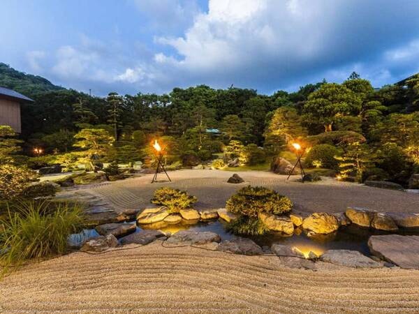 【曲水の庭】広々とした純日本庭園は石と松が調和した和の空間