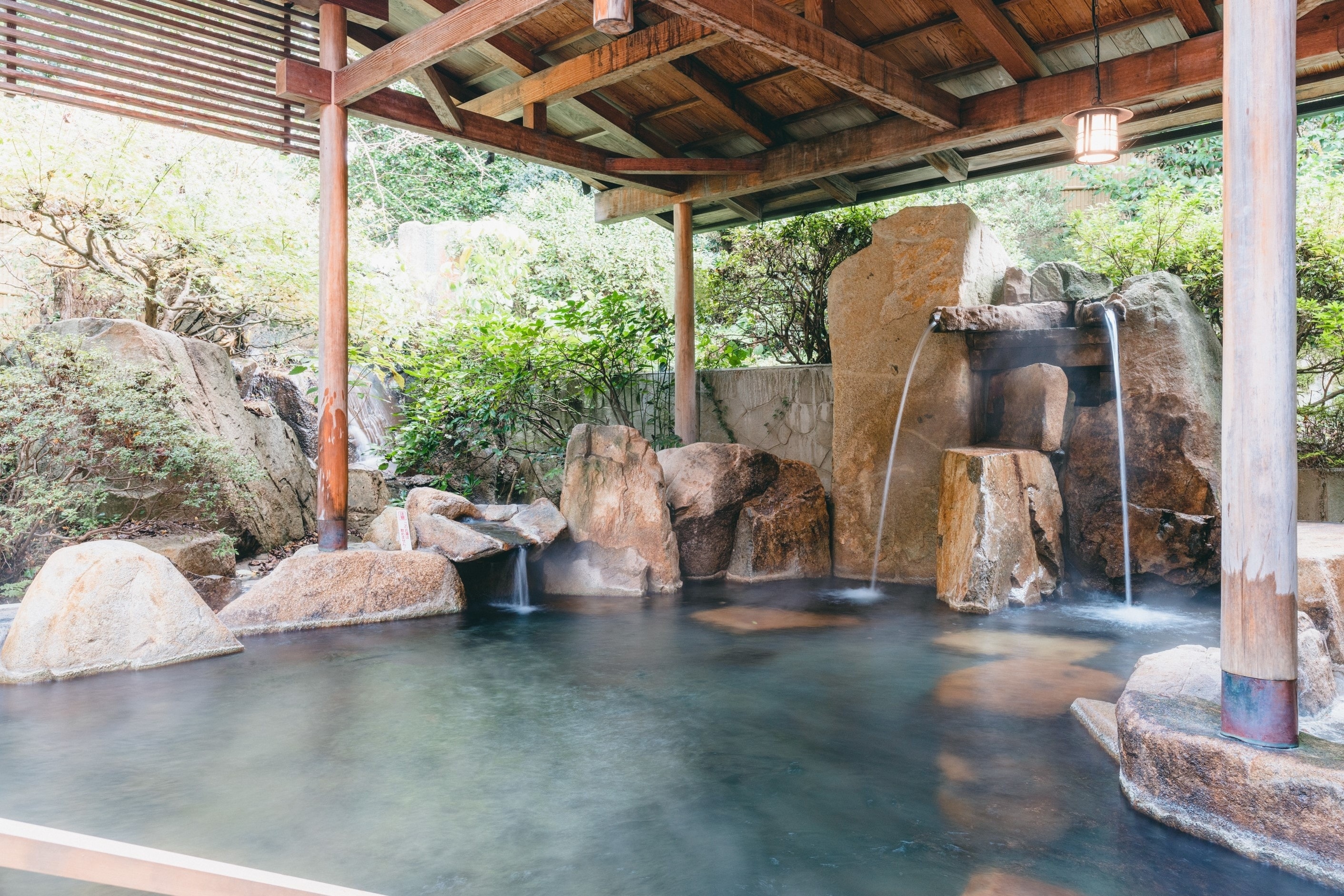 巌の湯 露天風呂（滝の音を聴きながら浸かる贅沢な時間）