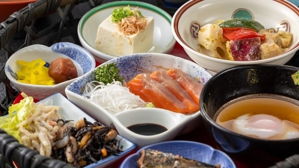 【朝食】地魚の干物に白イカの刺身、しじみ汁　※仕入れ状況により異なります