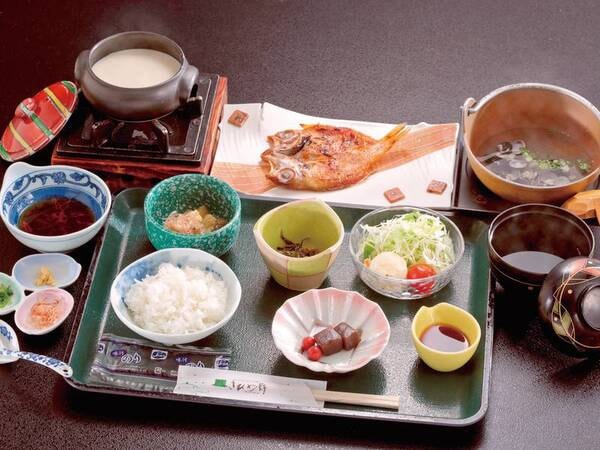 地元食材を使った和定食の朝食/例