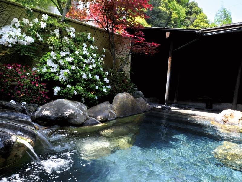 女性浴場「楓の湯」露天風呂を囲む庭の木々をゆらす風と、湯けむりの香りに癒される