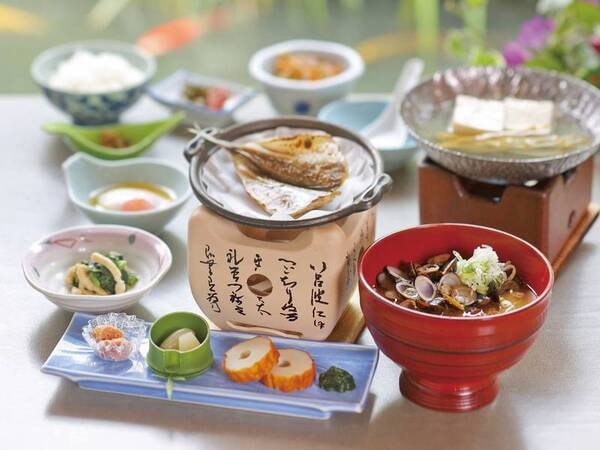 【朝食/例】身体が喜ぶ朝食。島根県産白米、しじみ味噌汁、旬の干物、湯豆腐、松江名産ストかまぼこ等が並ぶ