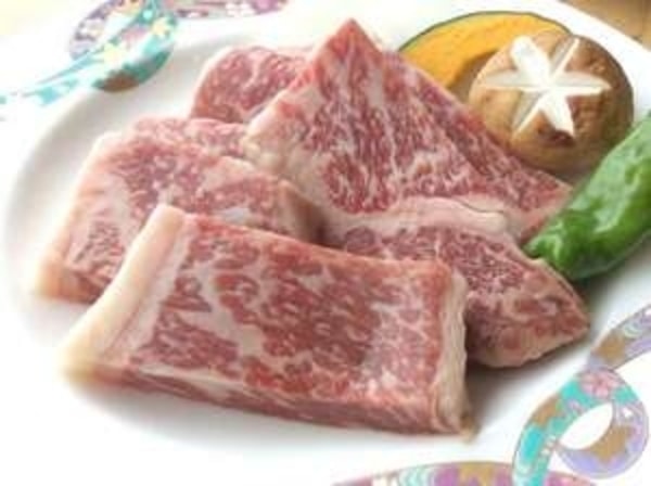 【夕食/しまね和牛　一例】島根県内で生産されている黒毛和牛で、きめ細やかな霜降り肉の風味豊かな味わいと旨みをお楽しみください