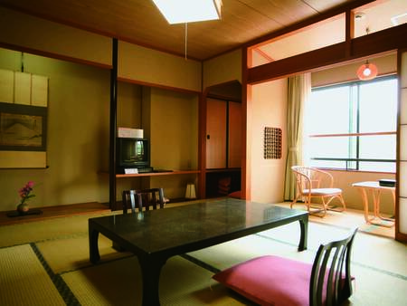 客室は広縁付きの清潔感ある和室をご用意!/例