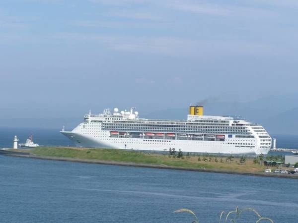 【眺望】海の目の前に位置するなべや別館からは港へ渡る様々な船を見ることができる