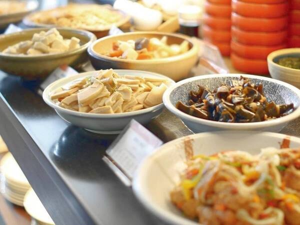 【朝食】7種類の日替わりの惣菜/例