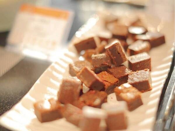 【朝食】シェフ手作りのキャラメルバナナチョコブラウニー/例