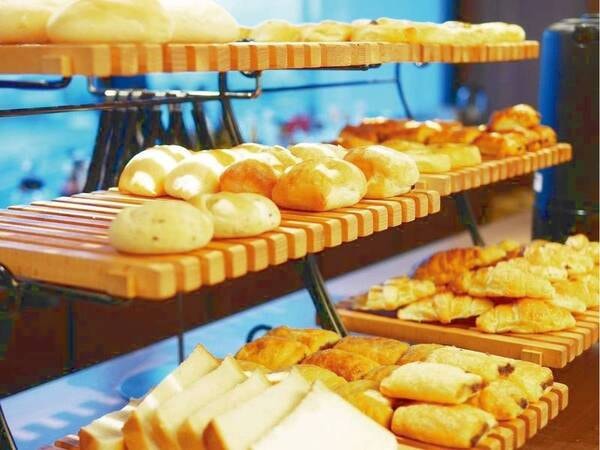 【朝食】焼き立てパン10種/例