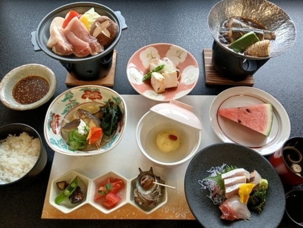 【稲田会席/夏の一例】じゅわっと肉汁溢れる奥出雲ポークの陶板焼きをメインに、夏の息吹を感じる江川の鮎や甘み豊かな玉蜀黍饅頭を堪能。