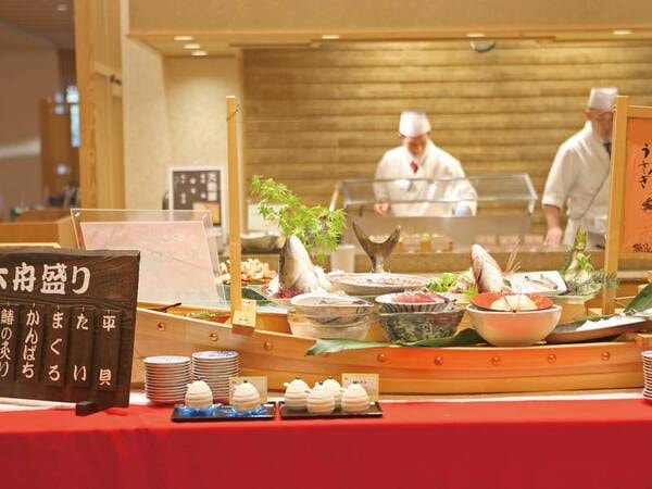【夕食バイキング/例】一押しの大舟盛りが皆様をお出迎え