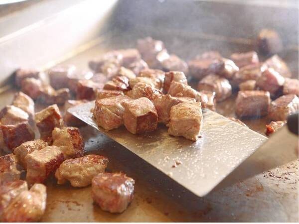 【ライブキッチン/例】ジューシーなお肉の香りが食欲をそそる