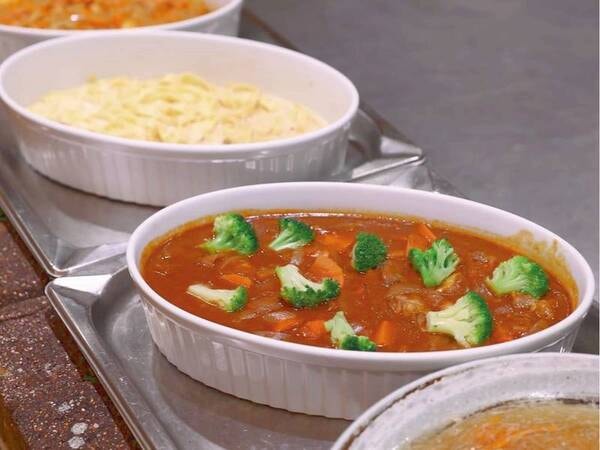【朝食バイキング/例】湯台の上にご用意しているので、いつでも暖かい状態でお召し上がりいただけます