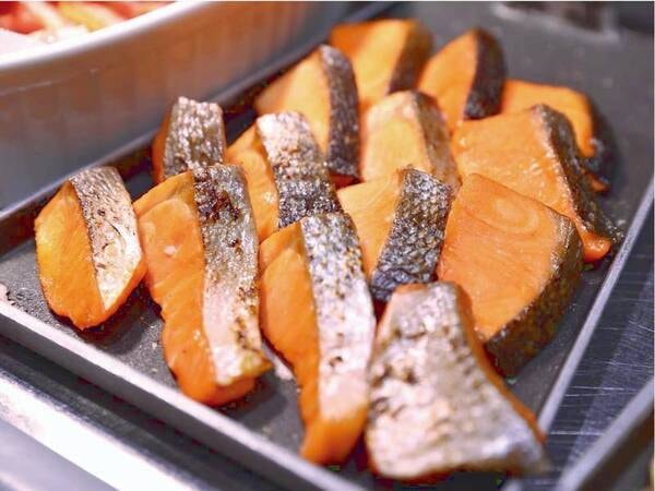 【朝食バイキング/例】出来立てほやほやの焼き鮭