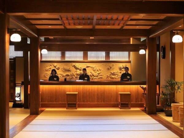 【帳場】いにしえの香り漂うロビー。帳場にある出雲神話のモチーフは圧倒されるスケール。