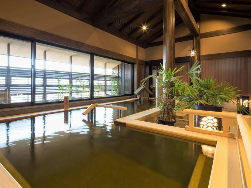 【大湯処：蒼雲】内風呂には立ち湯もご用意。足を伸ばしながらゆっくりお入り頂けます。