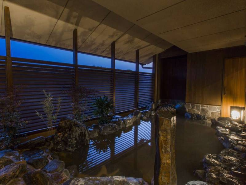 【大湯処：蒼雲】露天風呂は源泉かけ流し。柔らかく入る陽や外の空気を感じながらお寛ぎください。