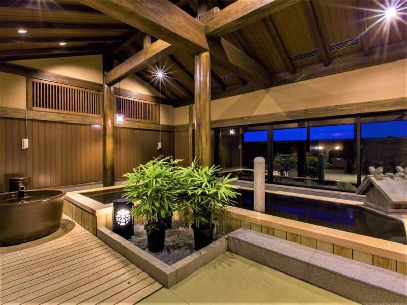 【大湯処：蒼雲】出雲大社をモチーフにした湯口が特徴の内風呂。内風呂には立ち湯をご用意。