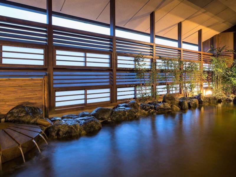 【大湯処：蒼雲】露天風呂は源泉かけ流し。柔らかく入る陽や外の空気を感じながらお寛ぎください。