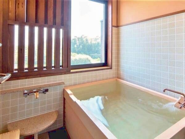 【客室風呂】檜内風呂付。香織に癒されながらお入りください。※沸かし湯