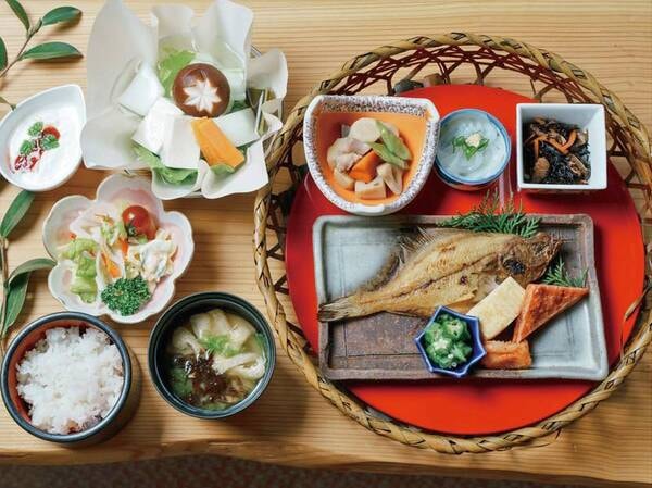 【ご朝食／一例】焼き魚をはじめ、バランスよい食材をかごに詰め込みました