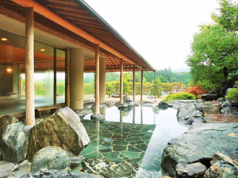 玉峰山を一望する露天風呂