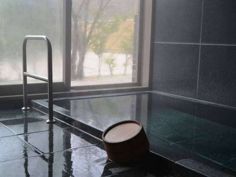 【家族風呂：岩】窓越しに四季折々の景色を楽しめる家族風呂がございます