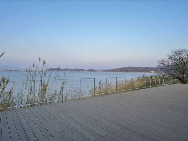 2024年春誕生した「湖畔展望デッキ」。神西湖の美しい景色が望める