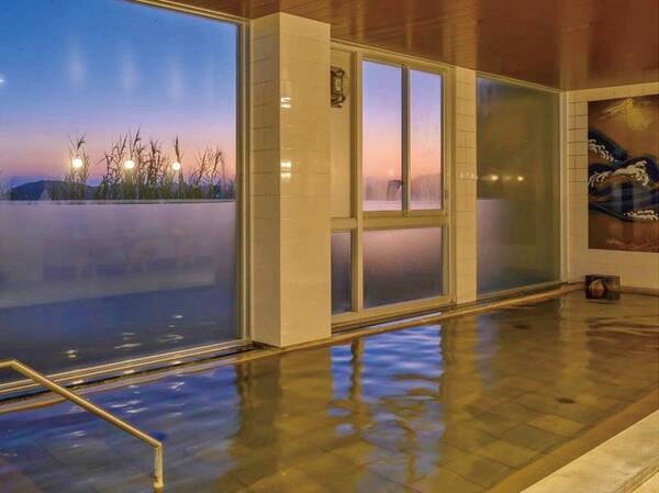 地下1,100ｍから湧出する天然の「湖陵温泉」お身体の疲れを癒してくれます。
